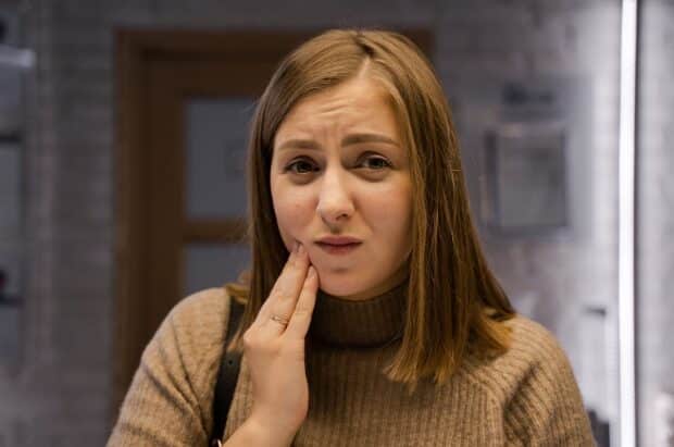 A girl is facing pain due of the infection after root canal